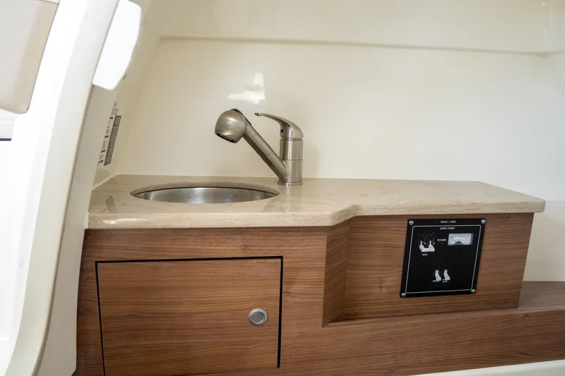 Slide: The Image of Boston Whaler 280 Vantage 2027 - 15