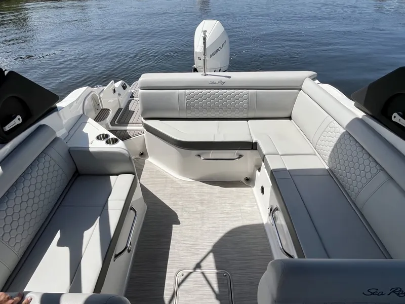 Slide: The Image of Sea Ray 270 SDX OB 2024 - 16
