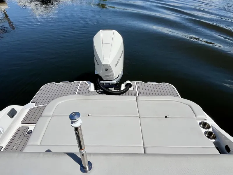 Slide: The Image of Sea Ray 270 SDX OB 2024 - 17