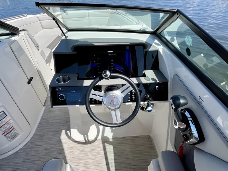 Slide: The Image of Sea Ray 270 SDX OB 2024 - 20