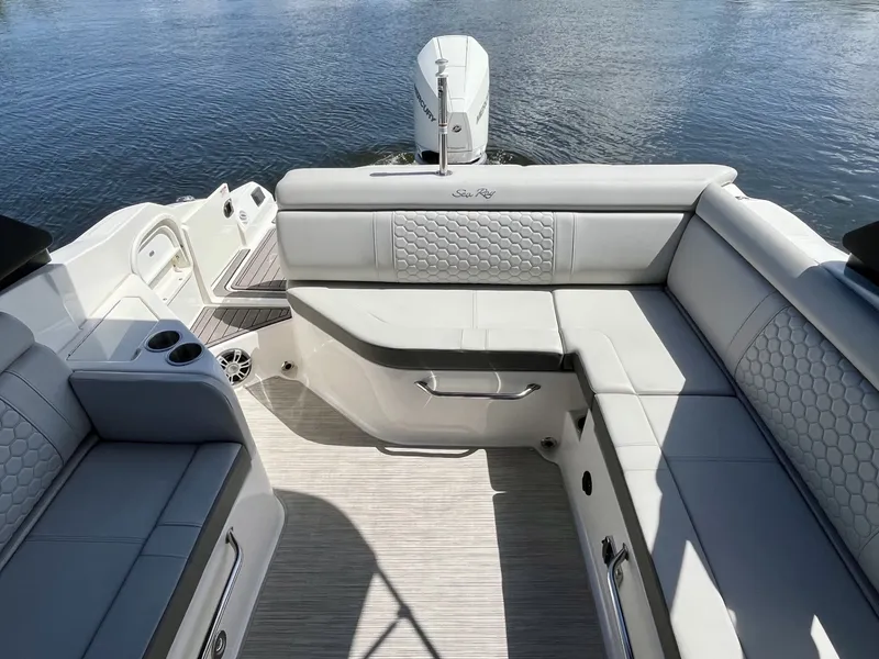 Slide: The Image of Sea Ray 270 SDX OB 2024 - 13