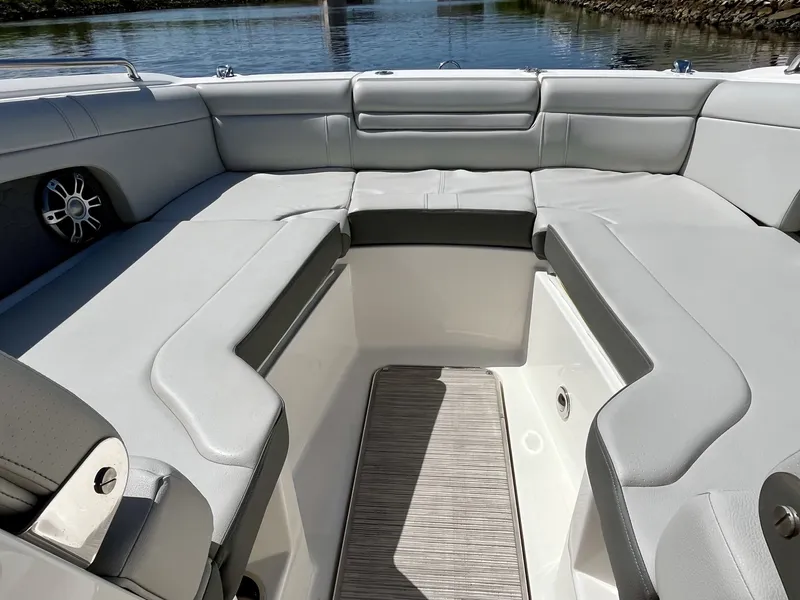 Slide: The Image of Sea Ray 270 SDX OB 2024 - 18