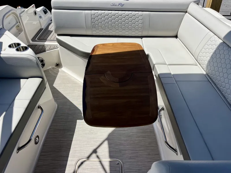 Slide: The Image of Sea Ray 270 SDX OB 2024 - 15