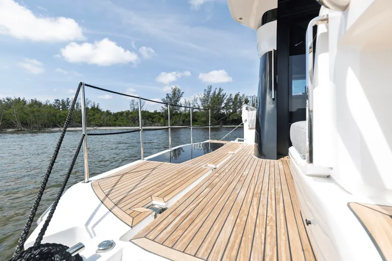 Slide: The Image of Galeon 450 HTC 2025 - 31
