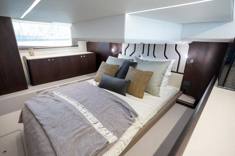 Slide: The Image of Galeon 450 HTC 2025 - 23