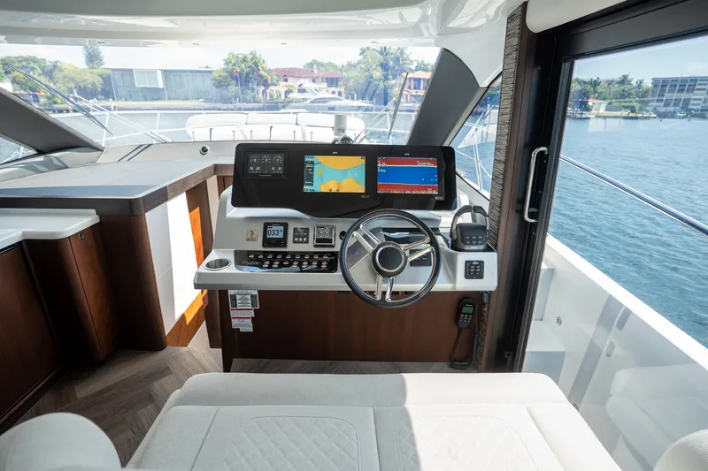 Slide: The Image of Galeon 450 HTC 2025 - 17