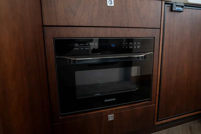 Slide: The Image of Galeon 450 HTC 2025 - 21