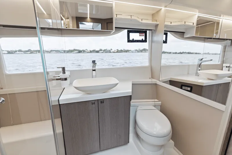 Slide: The Image of Galeon 450 HTC 2025 - 102