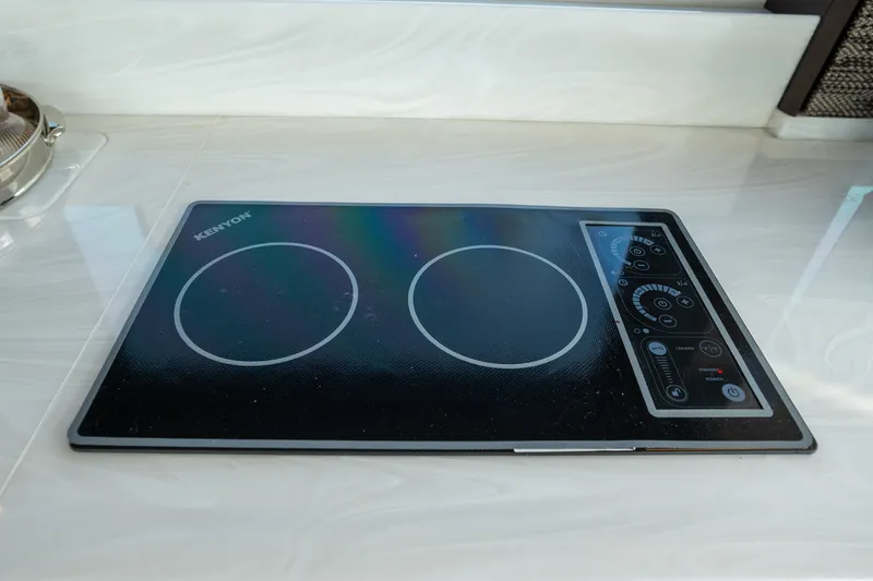 Slide: The Image of Galeon 450 HTC 2025 - 22