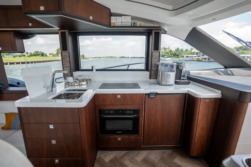 Slide: The Image of Galeon 450 HTC 2025 - 15