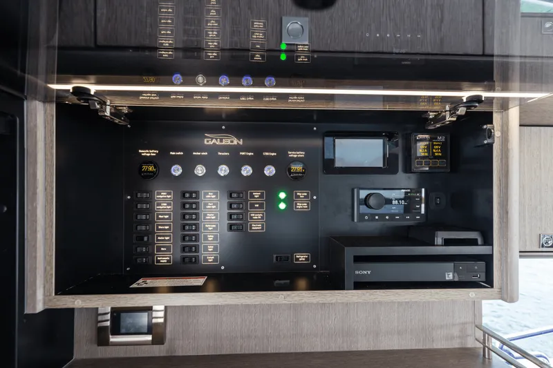 Slide: The Image of Galeon 450 HTC 2025 - 125