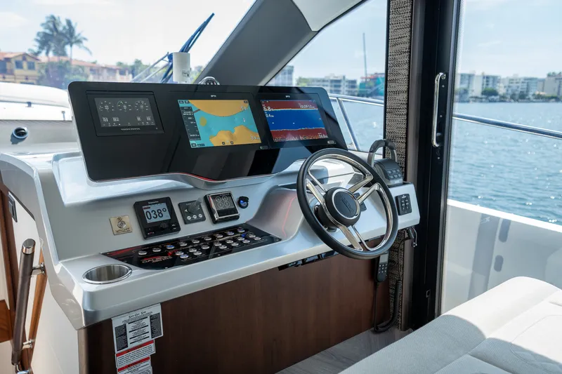 Slide: The Image of Galeon 450 HTC 2025 - 18
