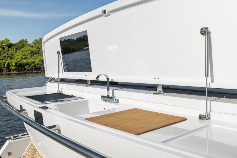 Slide: The Image of Galeon 450 HTC 2025 - 33