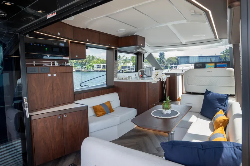 Slide: The Image of Galeon 450 HTC 2025 - 9