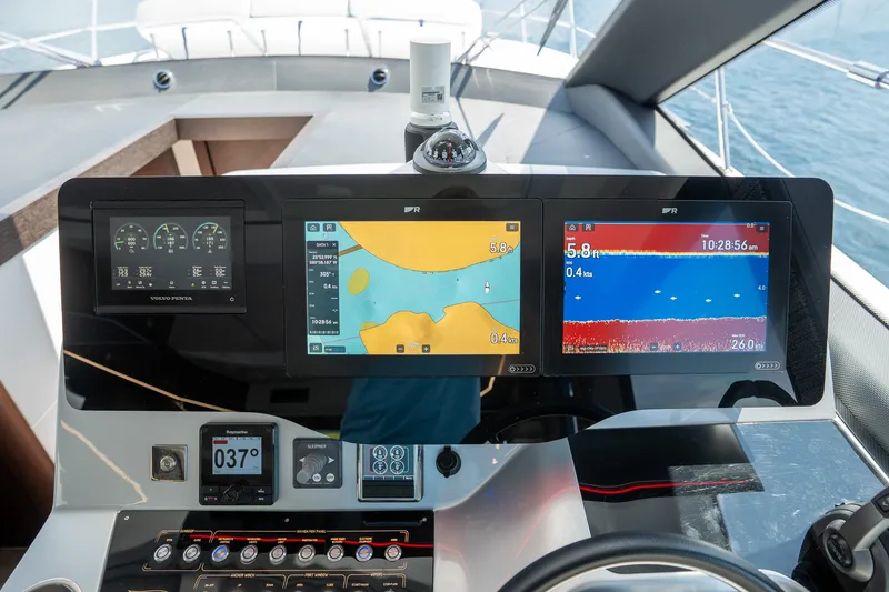 Slide: The Image of Galeon 450 HTC 2025 - 19