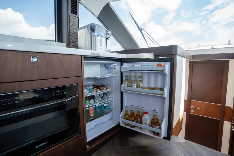 Slide: The Image of Galeon 450 HTC 2025 - 16