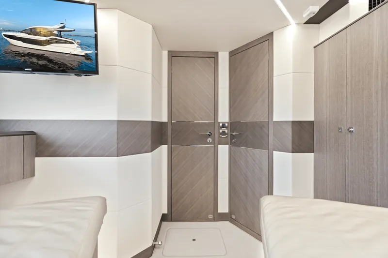 Slide: The Image of Galeon 450 HTC 2025 - 114
