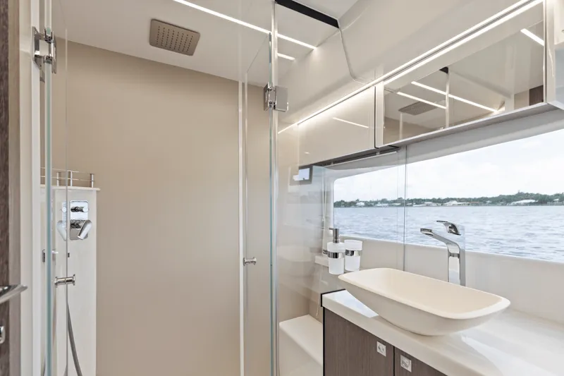 Slide: The Image of Galeon 450 HTC 2025 - 101