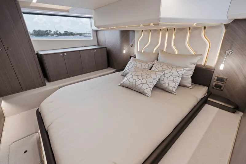 Slide: The Image of Galeon 450 HTC 2025 - 121