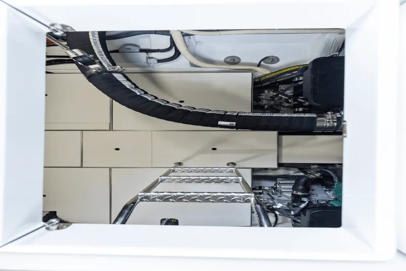 Slide: The Image of Galeon 450 HTC 2025 - 24