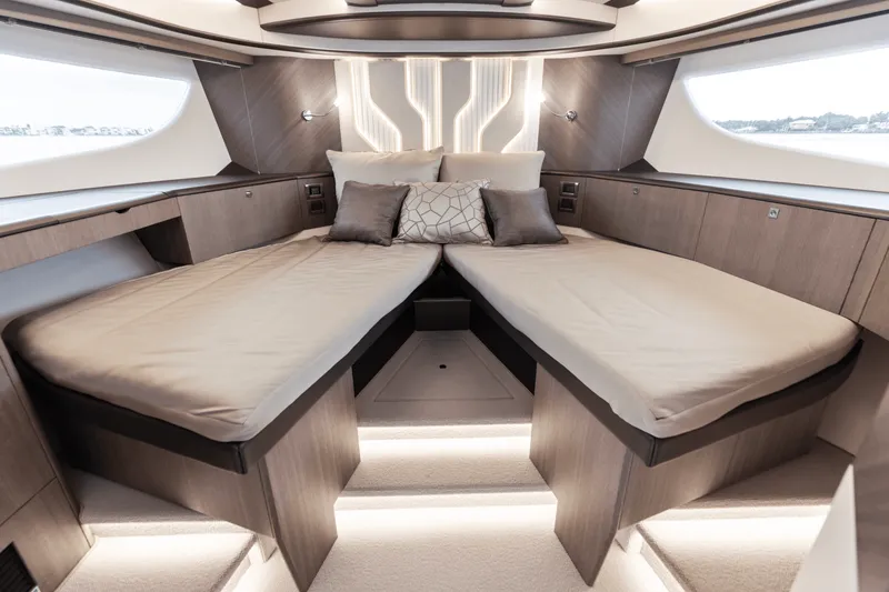 Slide: The Image of Galeon 450 HTC 2025 - 104