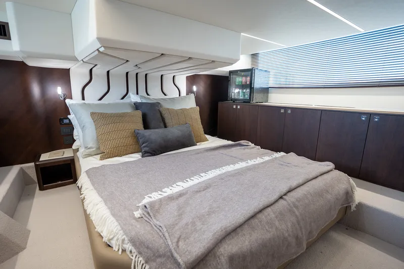 Slide: The Image of Galeon 450 HTC 2025 - 24