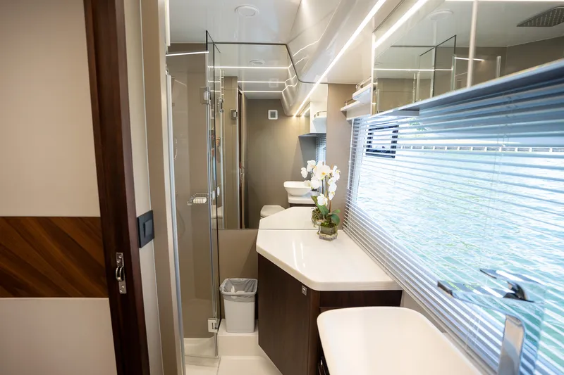 Slide: The Image of Galeon 450 HTC 2025 - 27