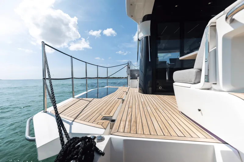 Slide: The Image of Galeon 450 HTC 2025 - 32