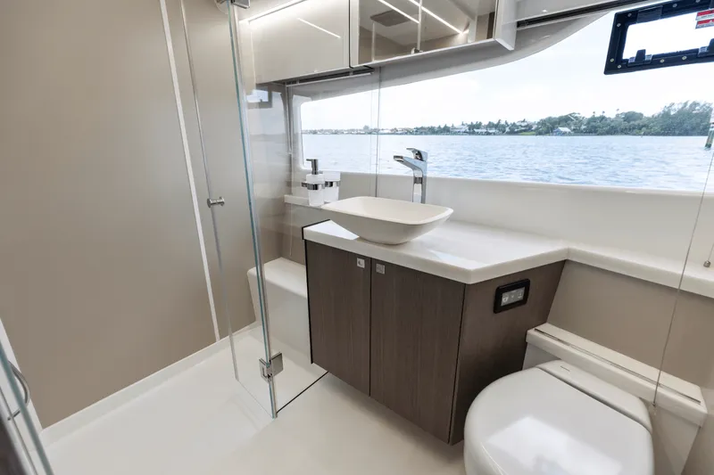 Slide: The Image of Galeon 450 HTC 2025 - 119