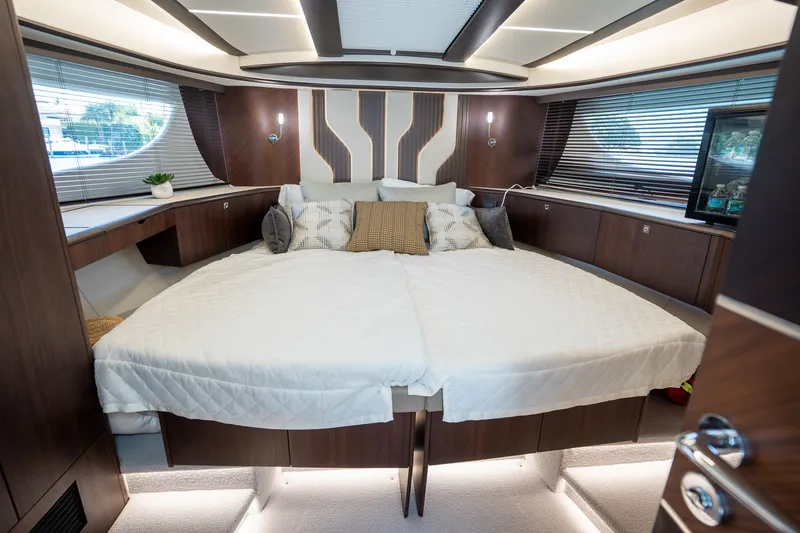 Slide: The Image of Galeon 450 HTC 2025 - 32