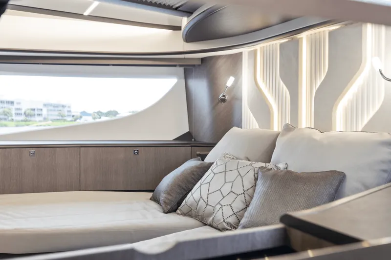 Slide: The Image of Galeon 450 HTC 2025 - 111