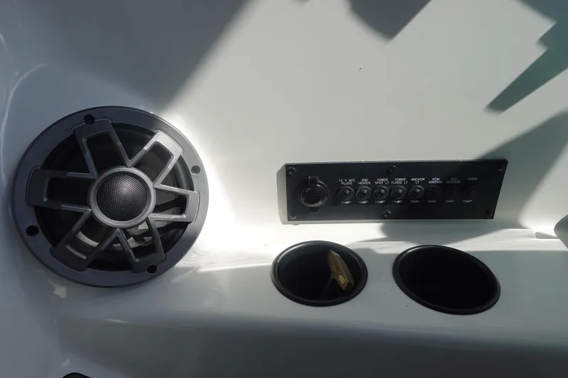 Slide: The Image of Boat audio system and controls on 2020 Axis T22. - 25