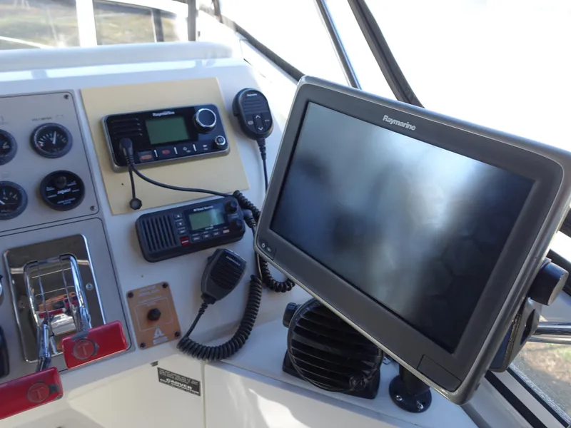 Slide: The Image of Control panel of 2000 Carver 406 Aft Cabin Motor Yacht with navigation equipment. - 45