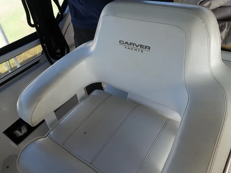 Slide: The Image of White leather seat on 2000 Carver 406 Aft Cabin Motor Yacht. - 48