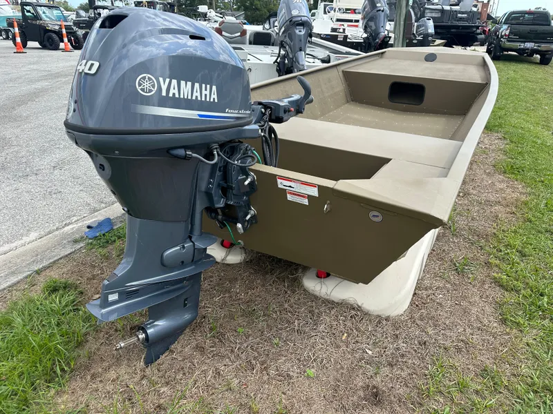Slide: The Image of 2023 G3 1652 VBW boat with Yamaha outboard motor on display. - 3