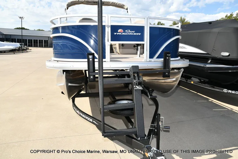 Slide: The Image of Sun Tracker FISHIN' BARGE 22 DLX w/150HP Mercury 4 Stroke 2025 - 19