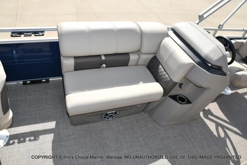 Slide: The Image of Sun Tracker FISHIN' BARGE 22 DLX w/150HP Mercury 4 Stroke 2025 - 31