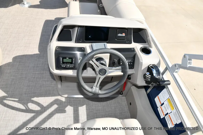 Slide: The Image of Sun Tracker FISHIN' BARGE 22 DLX w/150HP Mercury 4 Stroke 2025 - 43