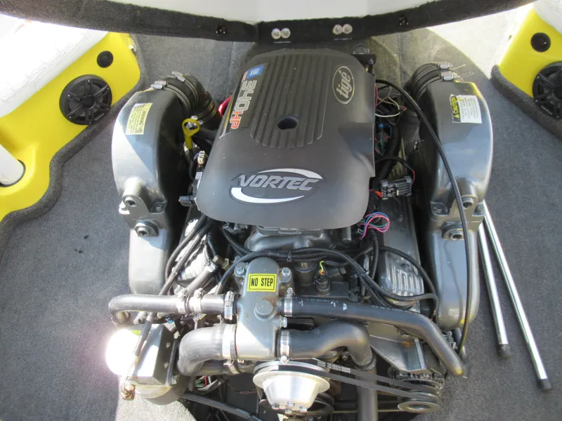 Slide: The Image of 2006 Tigé 22i boat engine, Vortec 5.7L V8, detailed view. - 21