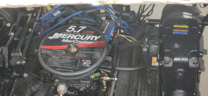 Slide: The Image of 2006 Maxum 3100 SE boat engine, featuring a 5.7L Mercury MerCruiser. - 21