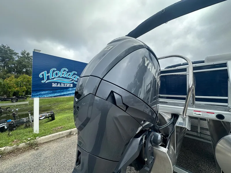 Slide: The Image of 2024 Sweetwater 2286 SB boat with Yamaha motor at Holiday Marine dealership. - 3