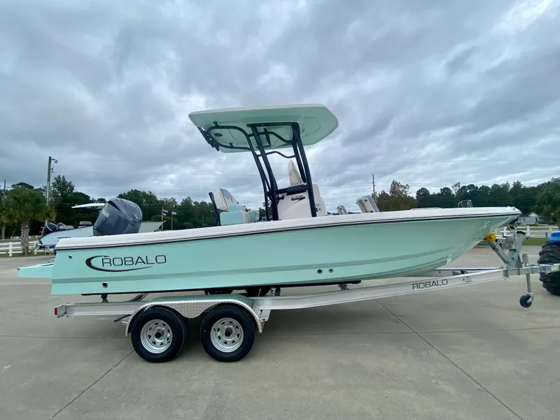 Slide: The Image of Robalo 226 Cayman 2024 - 2