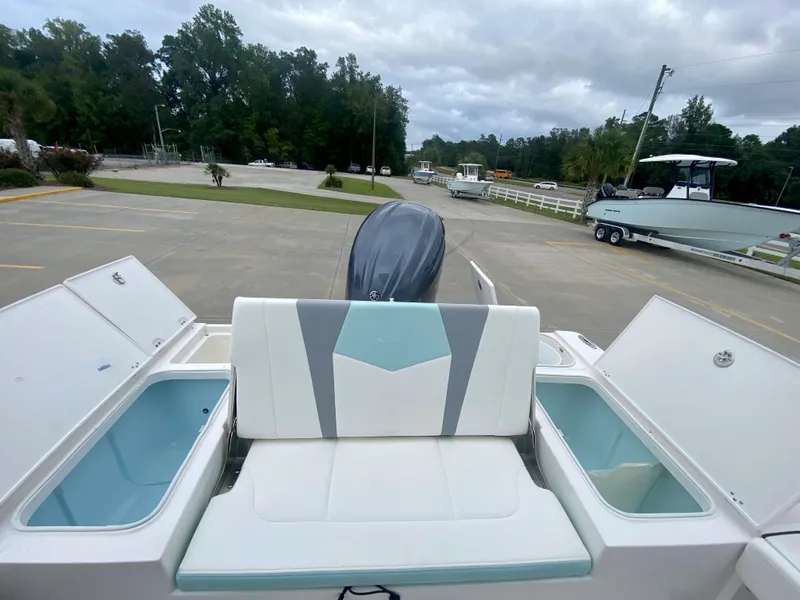 Slide: The Image of Robalo 226 Cayman 2024 - 9