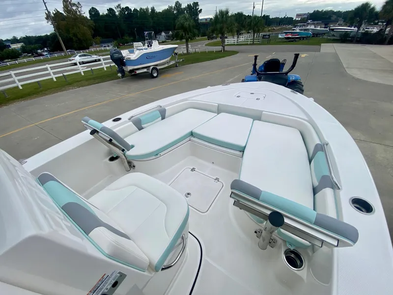 Slide: The Image of Robalo 226 Cayman 2024 - 18