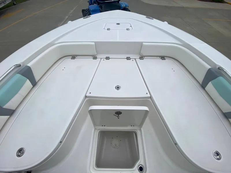 Slide: The Image of Robalo 226 Cayman 2024 - 19