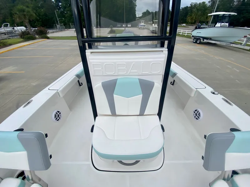 Slide: The Image of Robalo 226 Cayman 2024 - 20