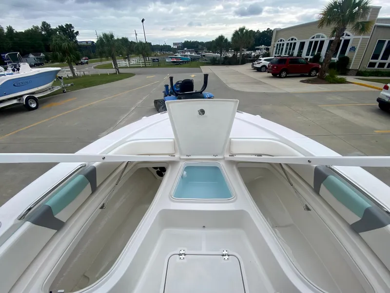 Slide: The Image of Robalo 226 Cayman 2024 - 21