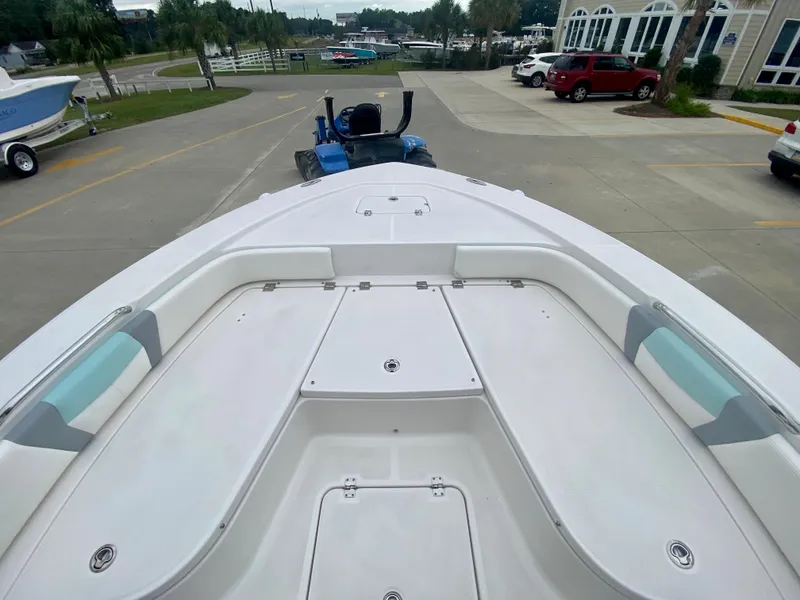 Slide: The Image of Robalo 226 Cayman 2024 - 23