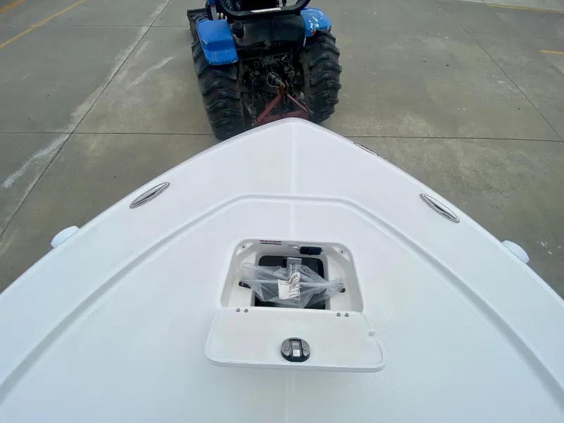 Slide: The Image of Robalo 226 Cayman 2024 - 25