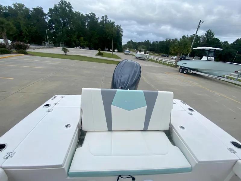 Slide: The Image of Robalo 226 Cayman 2024 - 8